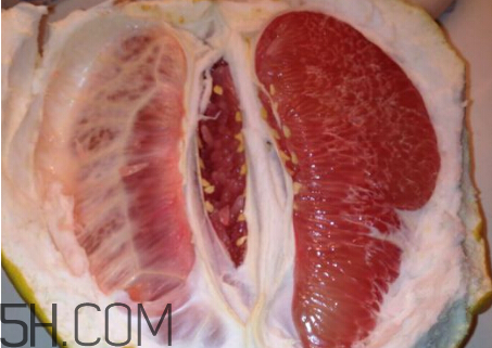 紅心柚和白心柚有什么區(qū)別？柚子皮泡水喝的作用？