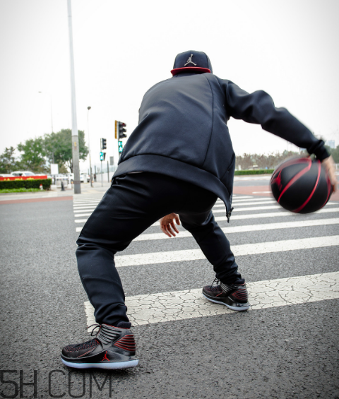 air jordan 32黑紅禁穿配色上腳效果怎么樣？