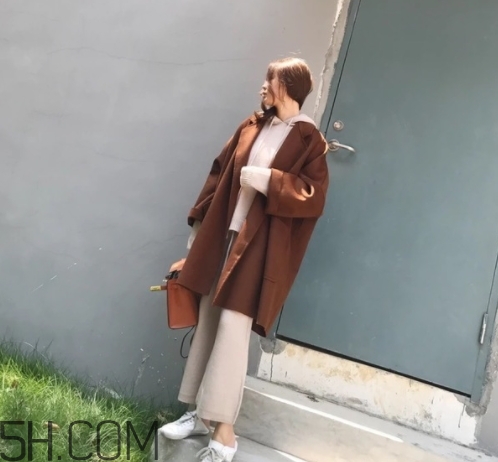 焦糖色風衣配什么褲子？焦糖色風衣搭配褲子顏色