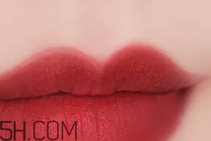 姨媽色口紅適合什么膚色？姨媽色口紅顯白嗎