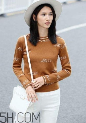 焦糖色毛衣配什么褲子？焦糖色毛衣配什么鞋子？