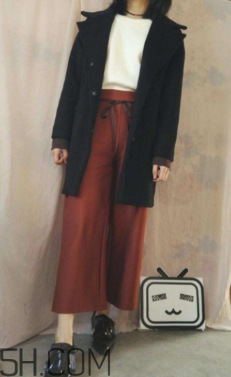 焦糖色褲子配什么顏色外套？焦糖色褲子怎么搭配圖片