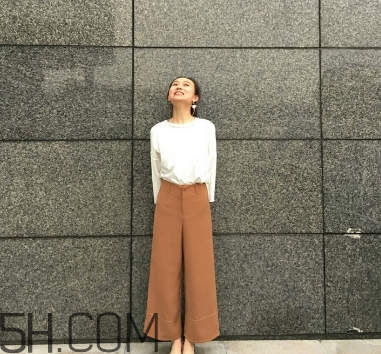 焦糖色褲子配什么鞋子？焦糖色褲子配什么襪子