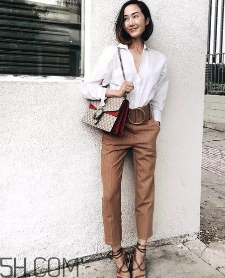 焦糖色褲子配什么鞋子？焦糖色褲子配什么襪子