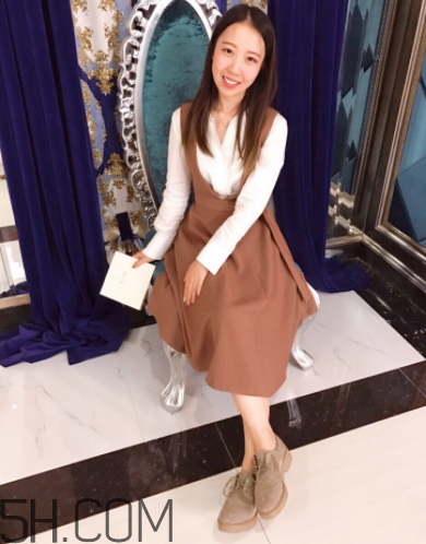 焦糖色裙子配什么襪子？焦糖色裙子配什么鞋子