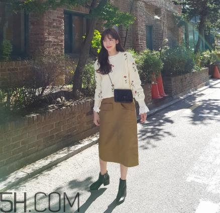 白色毛衣搭配什么裙子？白色毛衣搭配裙子圖片