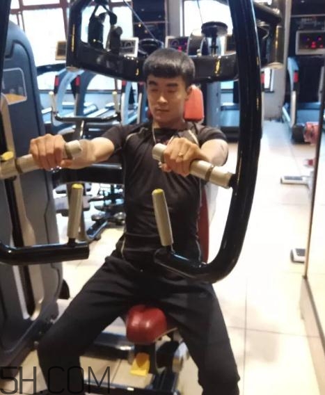 坐姿推胸多重合適？坐姿推胸怎么確定重量？