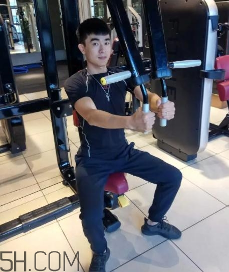 坐姿推胸多重合適？坐姿推胸怎么確定重量？