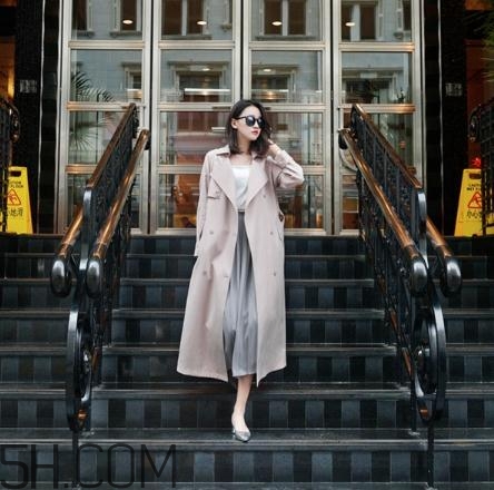 粉色衣服配什么顏色的褲子？粉色衣服搭配褲子圖片
