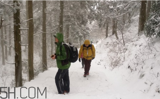 下雪爬山要準備什么？爬山后小腿疼怎么按摩？