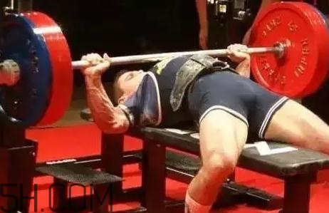 什么是斷頭臺臥推？杠鈴斷頭臺臥推怎么做？