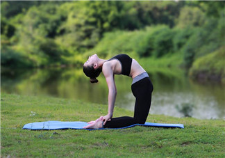 第一次練瑜伽需要準(zhǔn)備什么？女性瑜伽基本動作