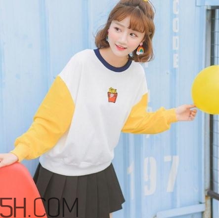 衛(wèi)衣搭配裙子好看嗎？衛(wèi)衣和裙子怎么搭配？