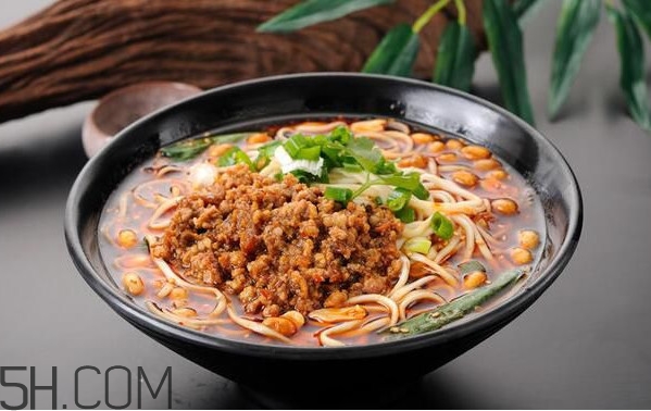 重慶小面為什么會(huì)火？重慶小面湯是怎么熬制的