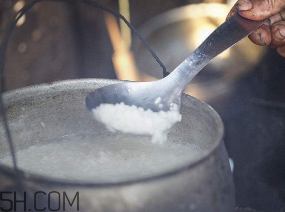 煮飯?jiān)趺床徽冲?？煮飯能用開(kāi)水嗎