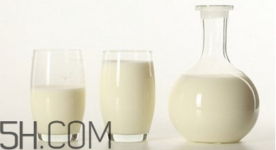 不宜喝牛奶的人群有哪些？牛奶和哪些食物相克？
