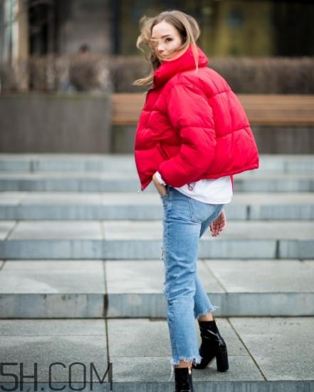 紅色羽絨服怎么搭配？紅色羽絨服搭配圖片