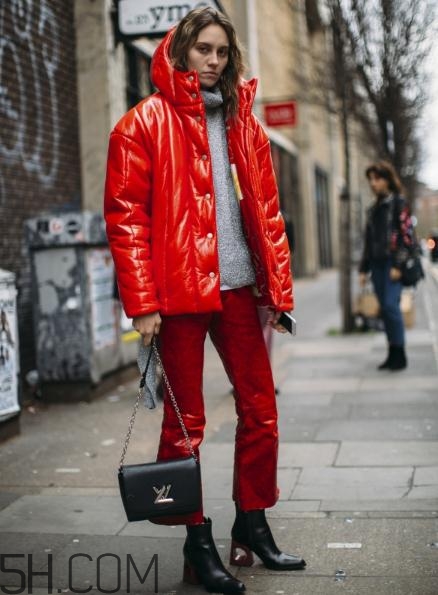 紅色羽絨服怎么搭配？紅色羽絨服搭配圖片