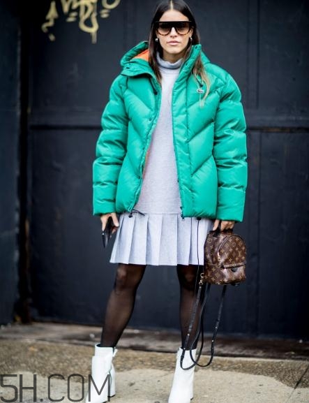 羽絨服搭配什么裙子好看？羽絨服搭配裙子圖片