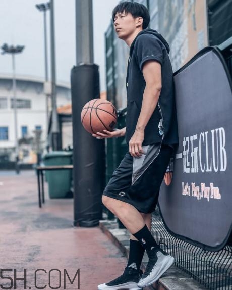 under armour curry 4黑白配色上腳效果怎么樣？