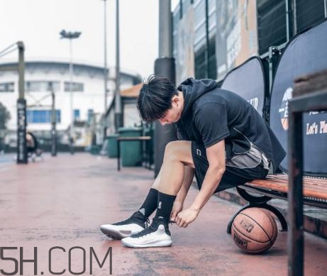 under armour curry 4黑白配色上腳效果怎么樣？