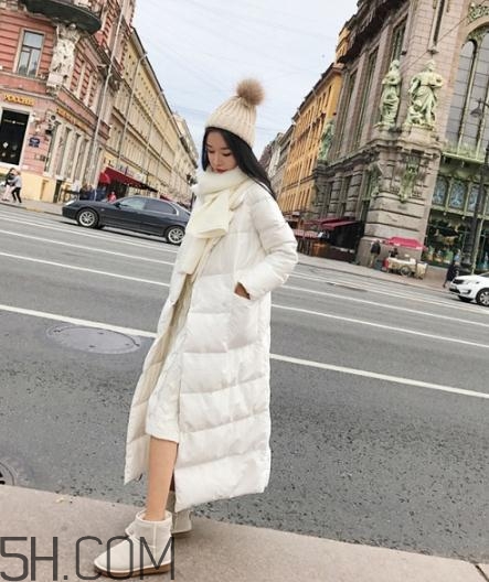 白色羽絨服配什么鞋子？白色羽絨服搭配鞋子圖片