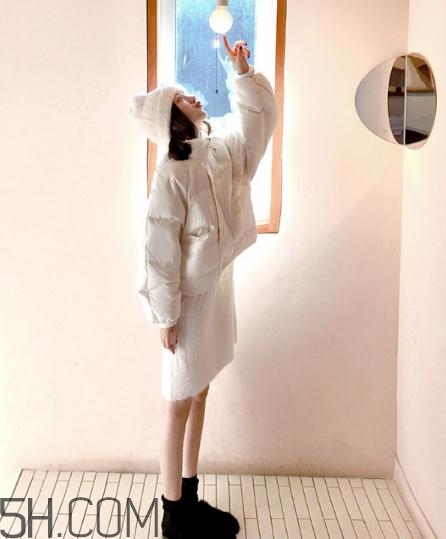 白色羽絨服配什么鞋子？白色羽絨服搭配鞋子圖片