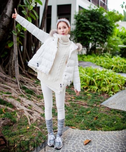 白色羽絨服配什么褲子？白色羽絨服搭配褲子圖片