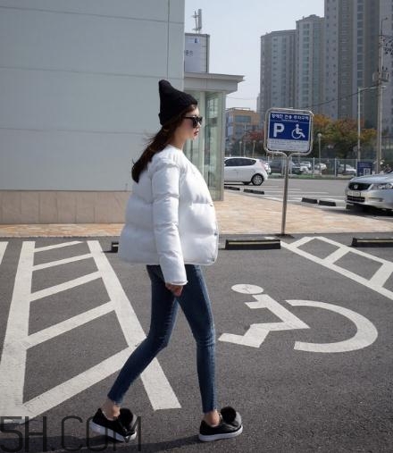 白色羽絨服配什么褲子？白色羽絨服搭配褲子圖片