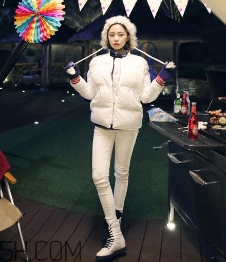 白色羽絨服配什么褲子？白色羽絨服搭配褲子圖片