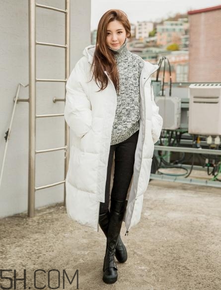 白色羽絨服配什么顏色毛衣？白色羽絨服搭配毛衣圖片
