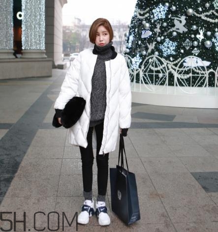 白色羽絨服配什么顏色毛衣？白色羽絨服搭配毛衣圖片