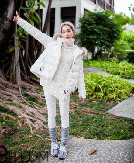 白色羽絨服配什么顏色毛衣？白色羽絨服搭配毛衣圖片