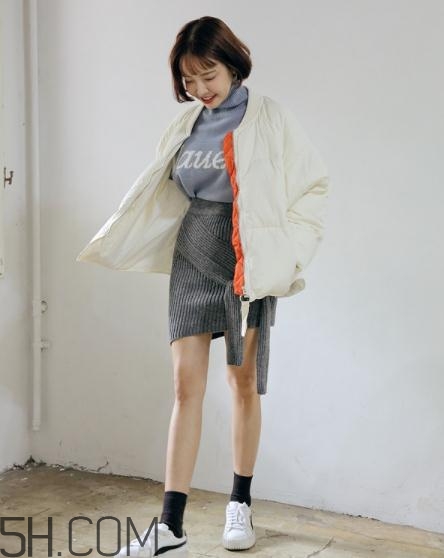 白色羽絨服配什么顏色毛衣？白色羽絨服搭配毛衣圖片