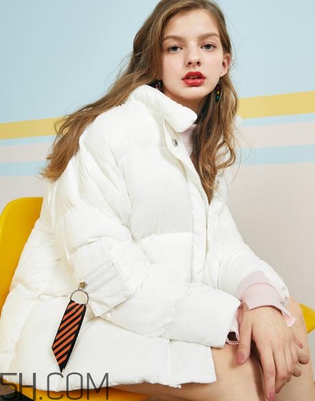 白色羽絨服怎么保存不發(fā)黃？白色羽絨服怎么打理？