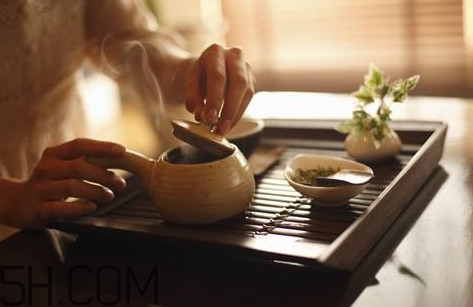 玫瑰花茶能和蜂蜜一起喝嗎？玫瑰花茶能放冰糖嗎