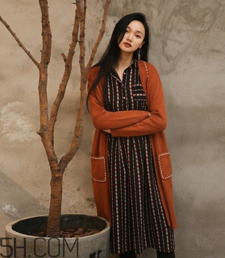 焦糖色衣服怎么搭配？焦糖色衣服搭配示范