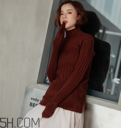 焦糖色衣服怎么搭配？焦糖色衣服搭配示范