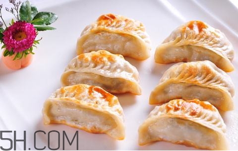 煎餃是先煮熟還是蒸熟？煎餃和鍋貼有什么區(qū)別