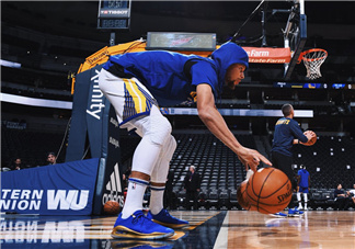 under armour curry 4 low勇士隊(duì)藍(lán)金配色會(huì)發(fā)售嗎？
