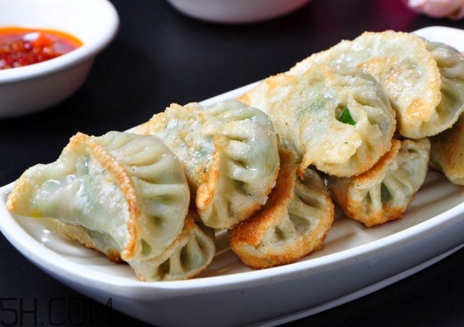 煎餃是先煮熟還是蒸熟？煎餃和鍋貼有什么區(qū)別