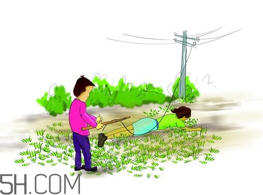 人穿著塑料拖鞋會觸電嗎？220V家用電觸電能使人致殘致死嗎