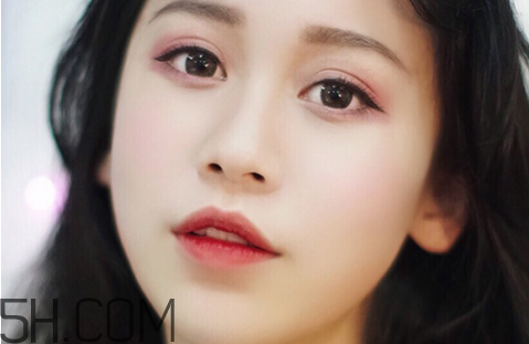 秋冬適合什么妝容？怎樣涂口紅好看？