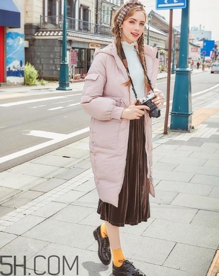粉色羽絨服怎么搭配？粉色羽絨服搭配圖片