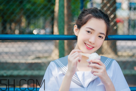 美寶蓮小燈管16號奶茶色好看嗎？學(xué)生黨口紅什么顏色好看？
