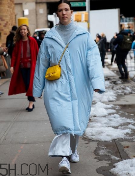 羽絨服搭配闊腿褲好看嗎？羽絨服配闊腿褲圖片
