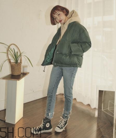 軍綠色羽絨服怎么搭配？軍綠色羽絨服搭配圖片