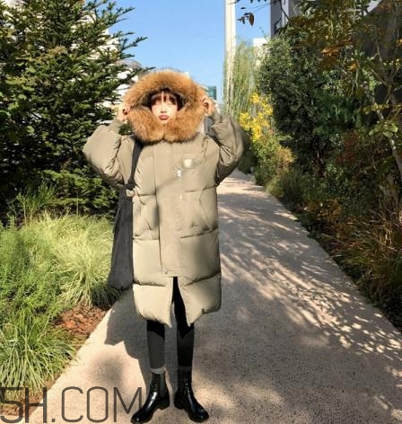 軍綠色羽絨服怎么搭配？軍綠色羽絨服搭配圖片