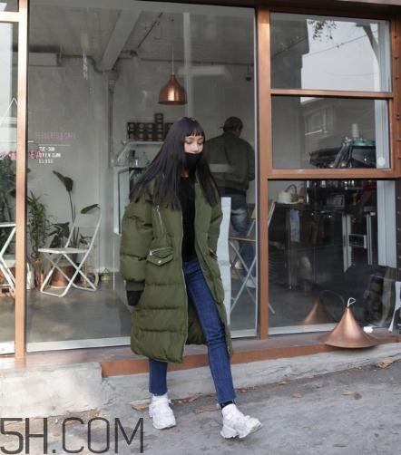 軍綠色羽絨服怎么搭配？軍綠色羽絨服搭配圖片