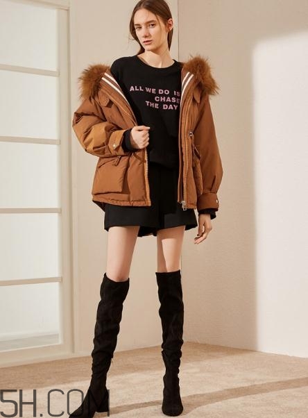 焦糖色羽絨服配什么顏色好看？焦糖色羽絨服搭配圖片